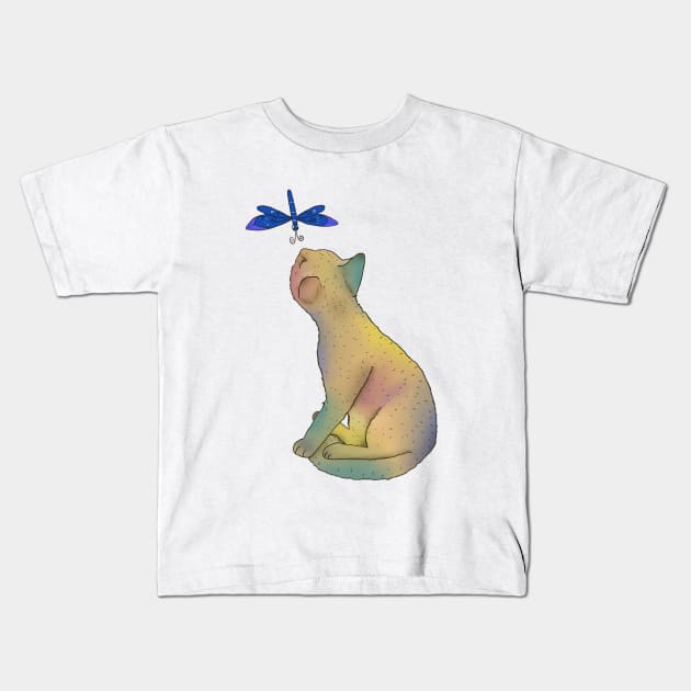 Katze mit blauer Libelle Kids T-Shirt by Blumchen